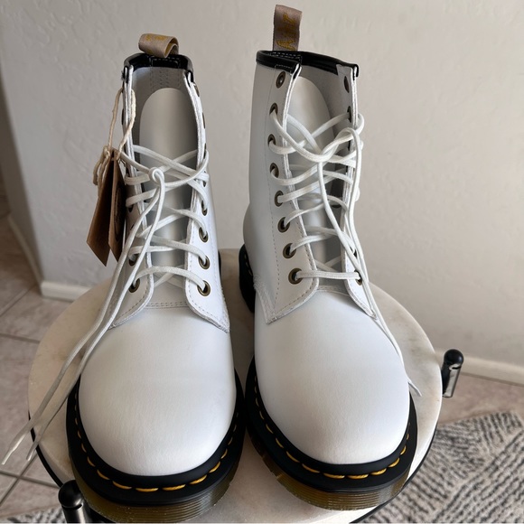 SOLD!!🧾🍒DOC MARTEN VEGAN LEATHER WHITE 1460 KEMBLE LACE UP BOOTS 7W/6M - Picture 15 of 15